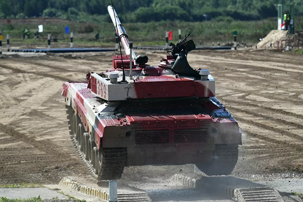Đội tuyển Trung Quốc với xe tăng Type 96B nội địa tham gia thi đấu nội dung Tank Biathlon.