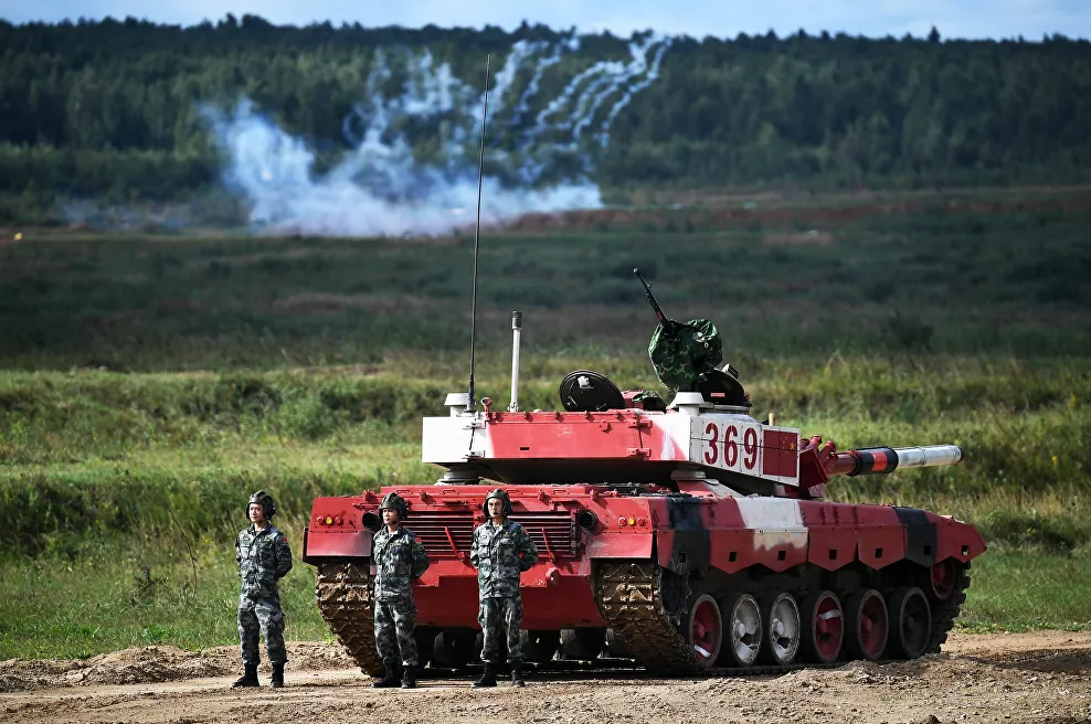 Trong khi đó xe tăng của đội Trung Quốc lại được cho là có hệ thống ngắm bắn bằng tay độ chính xác rất cao. Thậm chí trước ngày mở màn Tank Biathlon, ban tổ chức đã phải đo đạc sơ tốc đầu đạn của chiếc Type 96B nhằm đảm bảo công bằng.