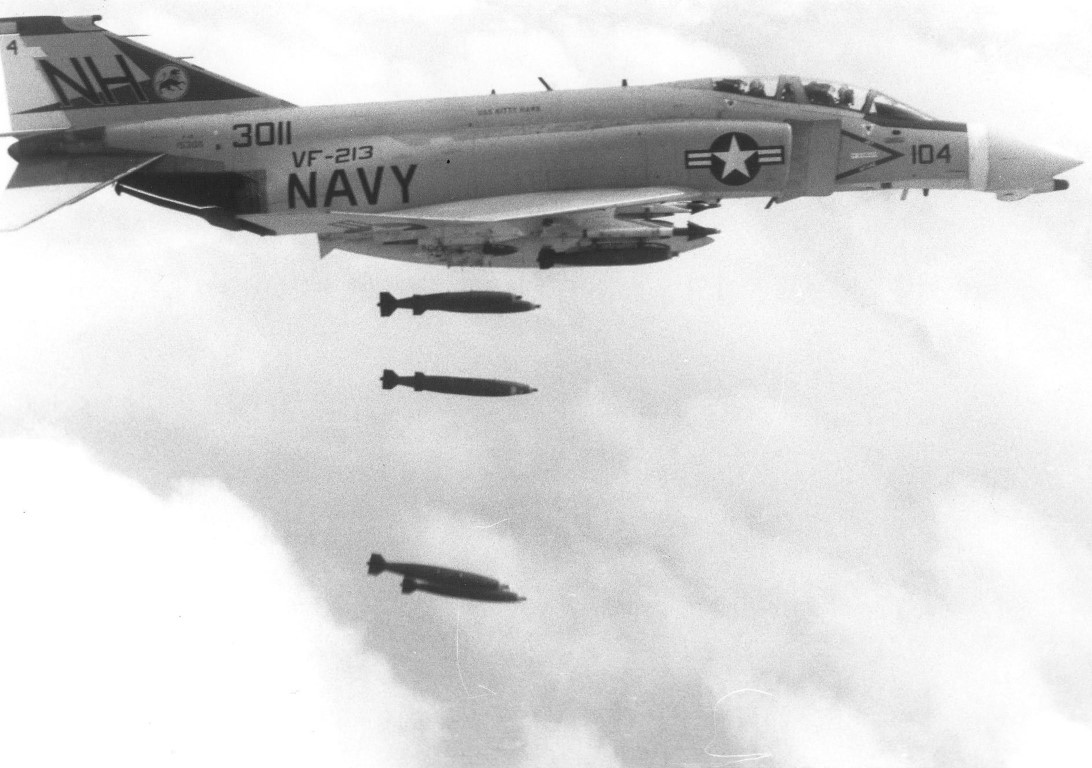Việc được ra đời vào thời đại tên lửa, đã khiến các kỹ sư của Không quân Mỹ, chủ quan và cho rằng, máy bay đánh chặn hay tiêm kích - bom F-4 Phantom II, không cần trang bị pháo hoặc súng.