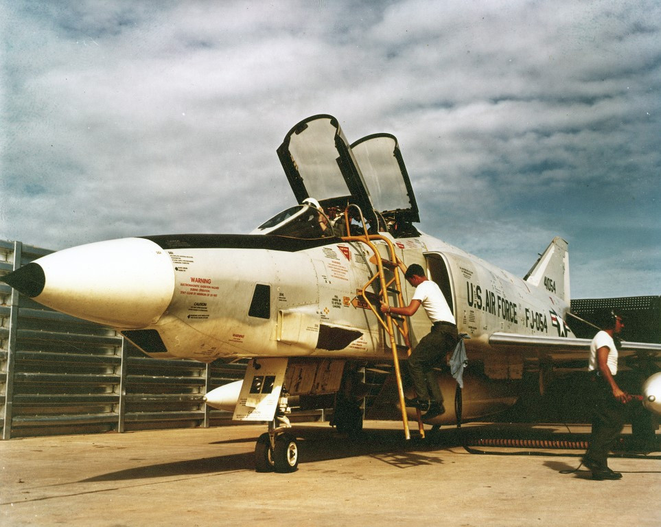 Được ra đời vào năm 1958, máy bay F-4 Phantom II là loại chiến đấu cơ hiện đại bậc nhất thế giới thời bấy giờ, được Mỹ nhồi nhét rất nhiều công nghệ hiện đại.