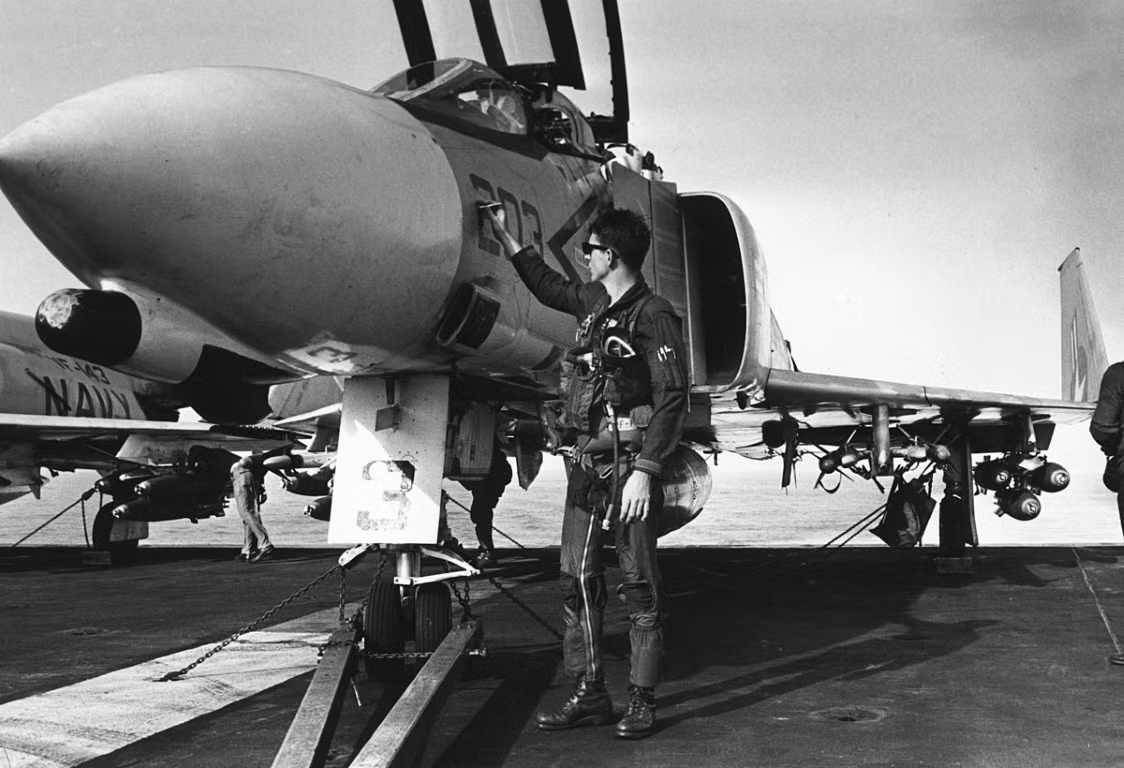 Chiến thuật của các phi công F-4 Phantom II khi đối đầu với tiêm kích MiG của không quân Việt Nam rất đơn giản, chúng sẽ phóng tên lửa từ xa, hoặc sẽ bỏ chạy nếu bị MiG của chúng ta áp sát.