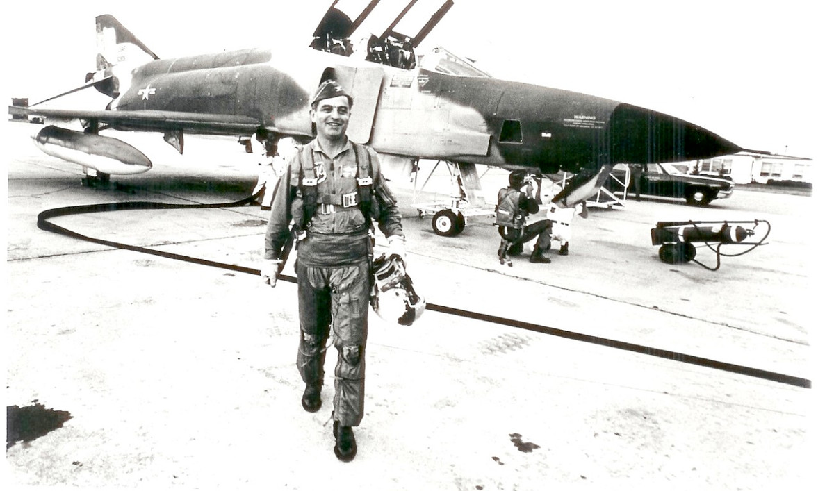 Mặc dù vậy, nhiều tài liệu của Mỹ sau này được giải mã cũng thừa nhận rằng, việc không trang bị pháo cho F-4 Phantom II, đơn giản là do chiếc máy bay này đánh cận chiến kiểu quần vòng (dogfight) rất kém.