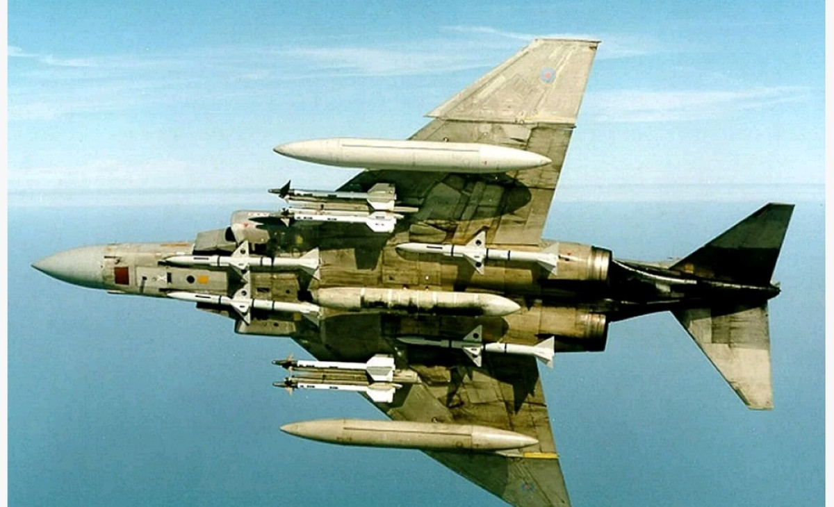 Tuy nhiên thực tế chiến đấu đã cho thấy, mọi máy bay chiến thuật đều cần trang bị pháo, để có thể phản ứng với những tình huống tác chiến thực tế, vốn dĩ luôn khác hoàn toàn với sách giáo khoa của Mỹ.