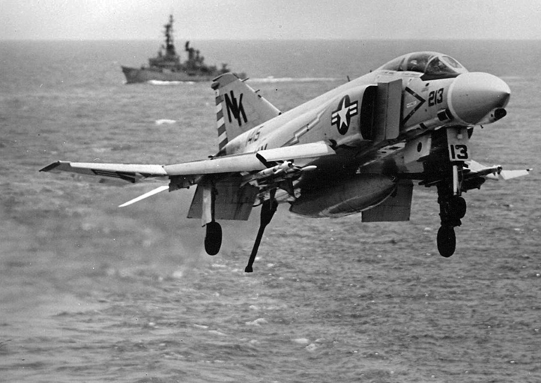 Việc đánh cận chiến quần vòng với các tiêm kích MiG do Liên Xô sản xuất, vốn có độ cơ động cao hơn nhiều, sẽ khiến các phi công F-4 Phantom II, cầm chắc phần thua trong tay.