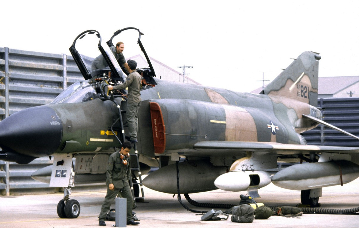 Tuy nhiên, việc tiêm kích F-4 Phantom II bị không quân Việt Nam đánh "liểng xiểng", đã buộc Mỹ phải tính toán lại thiết kế của chiếc phi cơ này, trang bị thêm dàn pháo nòng xoay trên các phiên bản cải tiến sau này.