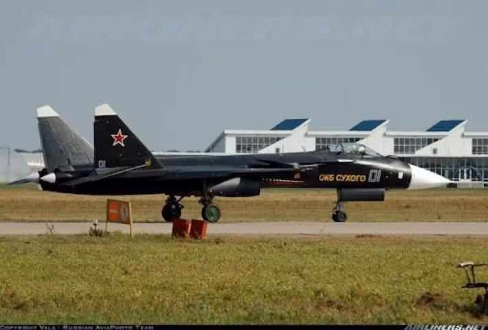 Ban đầu, thiết kế được phát triển như một mẫu tiêm kích với cánh hình mũi tên ngược cho không quân Liên Xô trong khuôn khổ chương trình nghiên cứu từ năm 1983, nhưng bị đóng lại vào năm 1988.