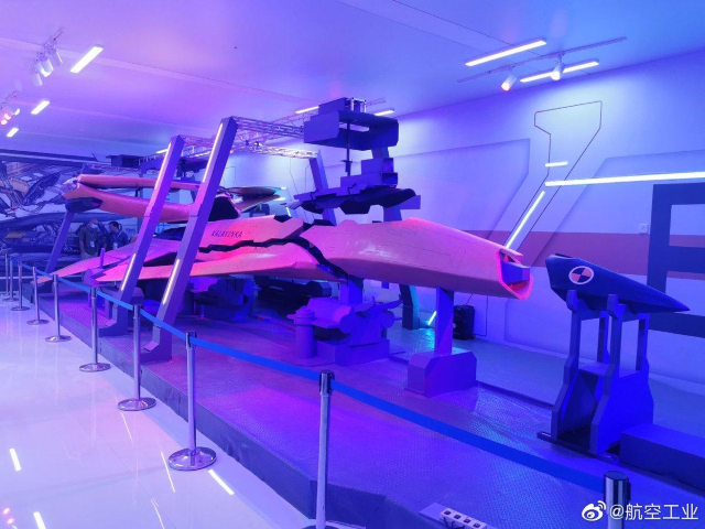 Các chuyên gia hướng sự chú ý đến thực tế là máy bay chiến đấu của Trung Quốc có thiết kế tương tự như chiếc "Đại bàng vàng" Su-47 Berkut của Nga, vốn không bao giờ được đưa vào sản xuất hàng loạt.