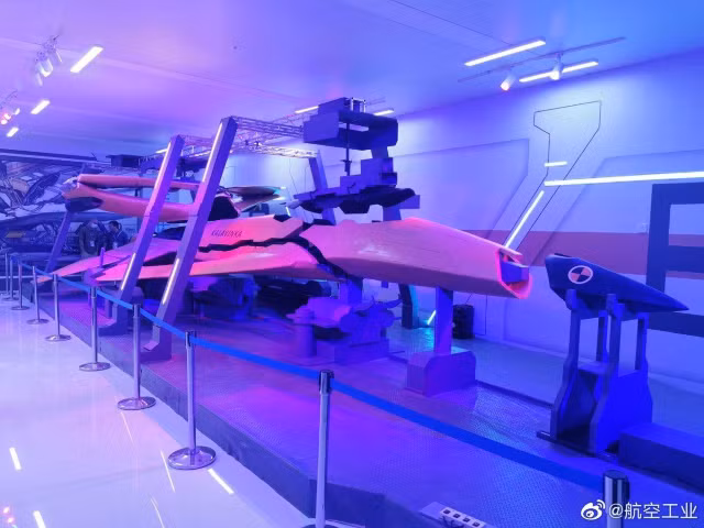 Các chuyên gia hướng sự chú ý đến thực tế là máy bay chiến đấu của Trung Quốc có thiết kế tương tự như chiếc "Đại bàng vàng" Su-47 Berkut của Nga, vốn không bao giờ được đưa vào sản xuất hàng loạt.