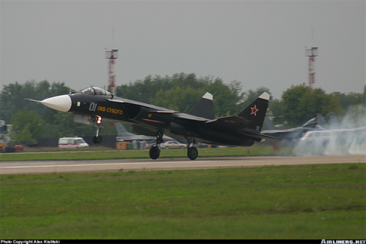 Su-47 Berkut nguyên gốc là dự án tiêm kích trên hạm tiên tiến do viện thiết kế Sukhoi phát triển. Máy bay có cánh hình mũi tên ngược, kết cấu sử dụng nhiều vật liệu composite.