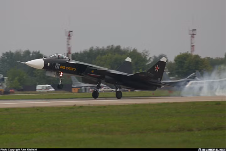 Su-47 Berkut nguyên gốc là dự án tiêm kích trên hạm tiên tiến do viện thiết kế Sukhoi phát triển. Máy bay có cánh hình mũi tên ngược, kết cấu sử dụng nhiều vật liệu composite.