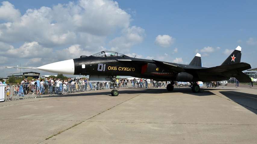 Nhưng nguyên mẫu trình diễn này mới chỉ đơn giản là một mô hình cùng kích thước, tương tự những gì Nga làm với Su-75 Checkmate tại Triển lãm MAKS 2021, nếu quyết tâm theo đuổi dự án thì cũng phải rất lâu nữa chiếc tiêm kích nói trên mới có thể cất cánh.