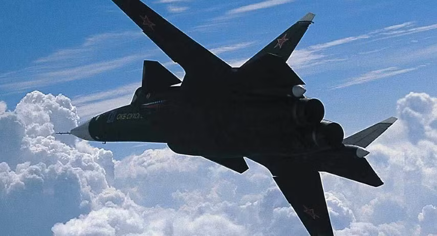 Với kết cấu cánh ngược luồng không khí hướng vào bên trong tạo ra mô men xoắn rất lớn tại góc chữ V giữa cánh và thân máy bay. Mô men xoắn này tạo ra lực đủ lớn để bẻ gãy cánh của máy bay khi bay ở tốc độ cao.