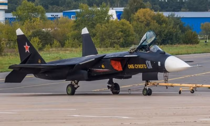 Cần nhắc lại trước đó Trung Quốc rất quan tâm đến Su-47 Berkut Nga với đôi cánh ngược, đây có lẽ là lý do để Bắc Kinh sử dụng thiết kế này làm căn cứ phát triển tiêm kích hạm thế hệ sáu của mình.