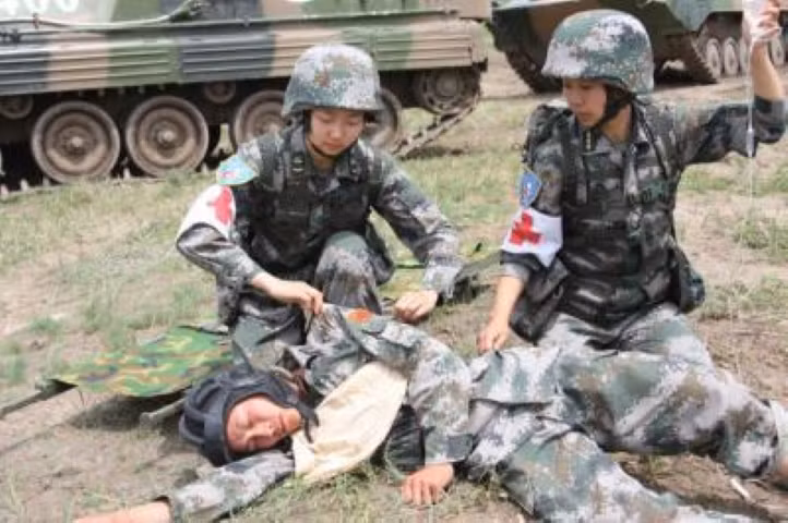 Khác với các hoạt động quân y, cứu hộ trên đất liền, việc sơ cứu và xử lý vết thương cho binh lính trên biển là rất khó khăn. Thậm chí, những y sĩ và bác sĩ này phải làm quen với việc say sóng.