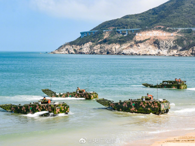 Trong thời gian sắp tới, nhiều khả năng Trung Quốc sẽ tổ chức những cuộc diễn tập đổ bộ dài ngày quy mô lớn, để kiểm tra khả năng tác chiến, cũng như hiệp đồng binh chủng toàn lực lượng, và cũng là cơ hội, để PLA tìm ra những điểm yếu còn tồn đọng trong lực lượng này. Nguồn ảnh: Sina.