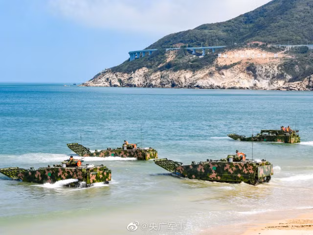 Trong thời gian sắp tới, nhiều khả năng Trung Quốc sẽ tổ chức những cuộc diễn tập đổ bộ dài ngày quy mô lớn, để kiểm tra khả năng tác chiến, cũng như hiệp đồng binh chủng toàn lực lượng, và cũng là cơ hội, để PLA tìm ra những điểm yếu còn tồn đọng trong lực lượng này. Nguồn ảnh: Sina.