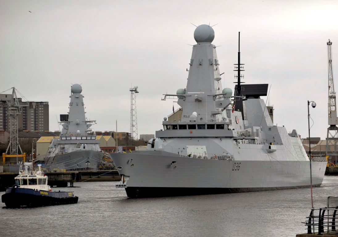 Mặc dù phía Nga khẳng định đã bắn đạn thật và thả tới 4 quả bom giả trước mũi tàu HMS Defender, tuy nhiên phía Anh lại khẳng định chưa hề có nổ súng.