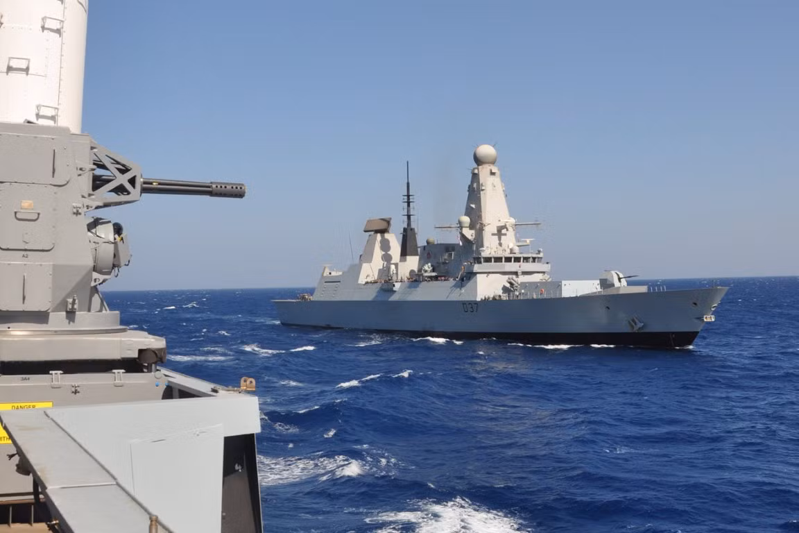 Cả hai tàu chiến kể trên, đều nằm trong nhóm tác chiến tàu sân bay Anh HMS Queen Elizabeth, nhóm tác chiến này đã tiến vào biển Đen từ ngày 14/6 vừa rồi.