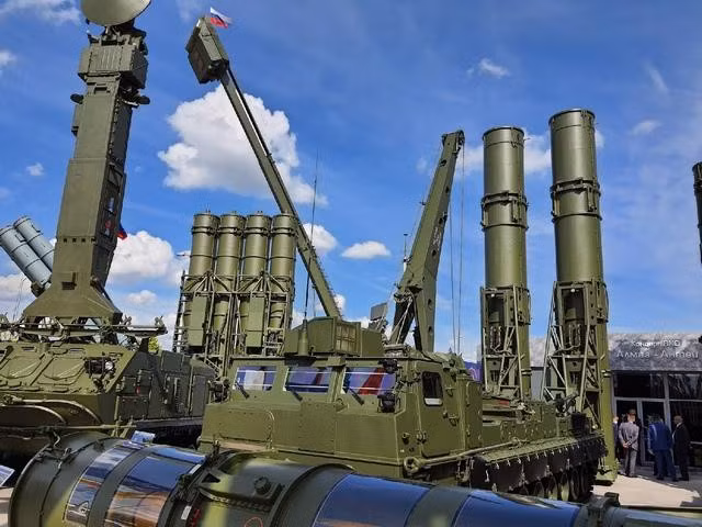 Cụ thể, phạm vi tiêu diệt mục tiêu khí động của tên lửa 9M83ME tăng từ 130 lên 150 km, và 9M82MDE - từ 350 lên 380 km. Độ cao diệt mục tiêu khí động của tên lửa 9M82MDE tăng từ 30 lên 33 km.