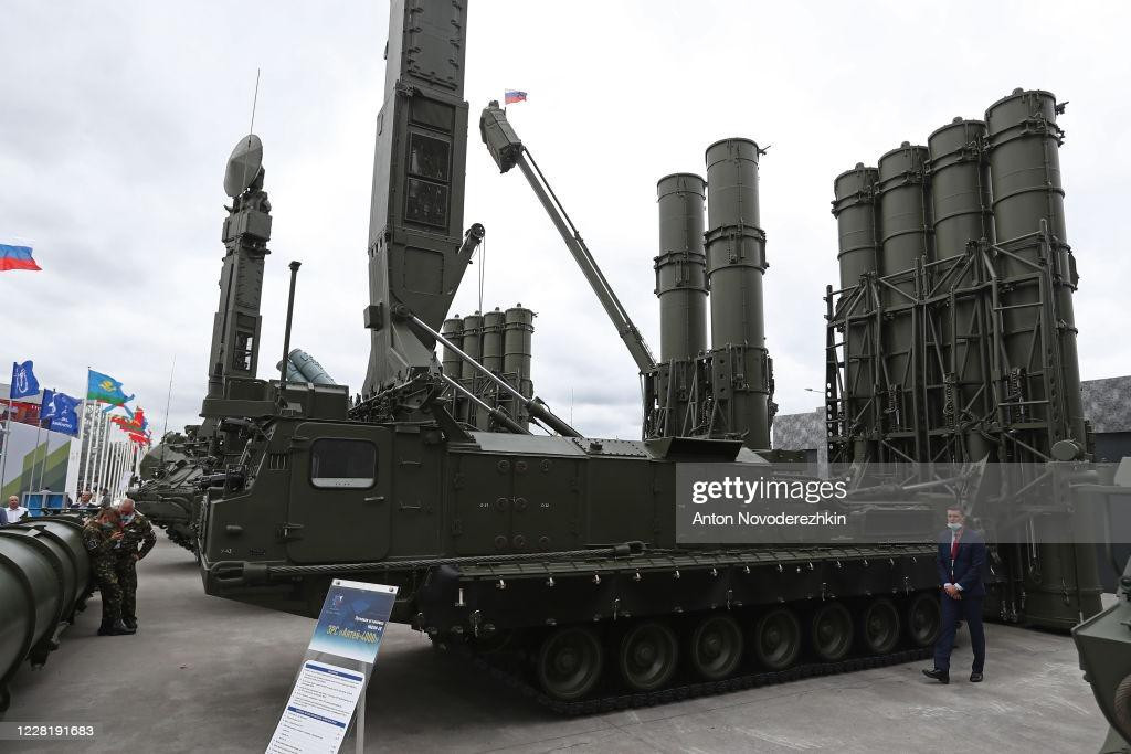 Tại Diễn đàn kỹ thuật - quân sự quốc tế Army-2020, hệ thống tên lửa phòng không lục quân tầm xa mới nhất của Nga mang tên Antey-4000 đã được ra mắt. Tổ hợp này vượt trội hơn hẳn so với Antey-2500 tiền nhiệm về tầm bắn, độ cao và tốc độ tiêu diệt mục tiêu khí động học.