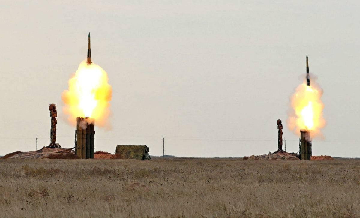 Bên cạnh đó, sự hiện diện của hai phần mảnh vỡ - "nhẹ" và "nặng" - giúp nó có thể tấn công hiệu quả cả mục tiêu khí động học và tiêu diệt đầu đạn của tên lửa đạn đạo tầm trung.