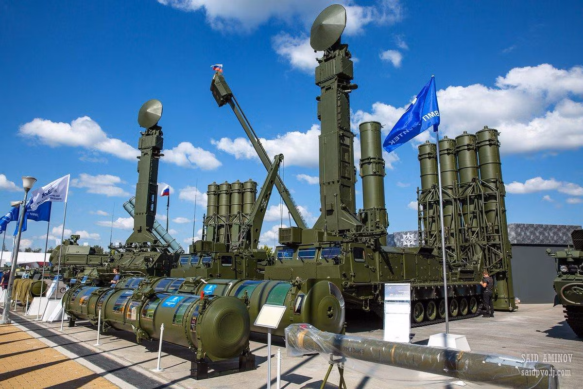 Trong hệ thống Antey-4000 mới nhất, khả năng của tên lửa 9M83ME và 9M82MDE được triển khai ở mức độ lớn hơn hẳn so với các phiên bản thế hệ cũ.