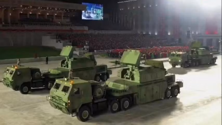 Khác biệt lớn nhất dĩ nhiên là nằm ở đạn đánh chặn đây là loại hai tầng với tầng đẩy phụ sẽ được tách rời khi đạn đã lên tới độ cao nhất định, khác hẳn với đạn một tầng của KN-06.