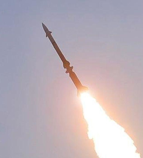 Theo ghi nhận từ trang Rossiyskaya Gazeta, tên lửa phòng không của Triều Tiên dường như là loại hai tầng và rõ ràng có cánh lái khí động học ở phía trước.