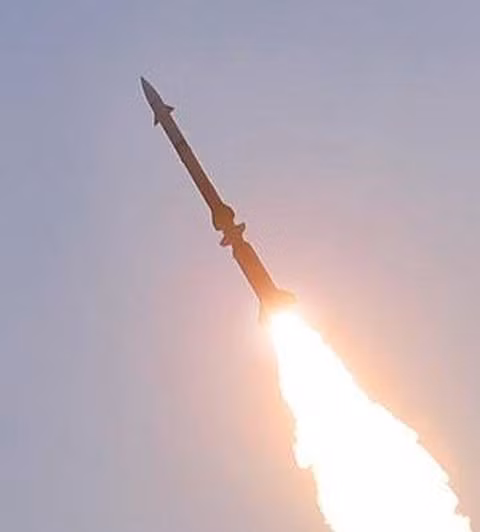 Theo ghi nhận từ trang Rossiyskaya Gazeta, tên lửa phòng không của Triều Tiên dường như là loại hai tầng và rõ ràng có cánh lái khí động học ở phía trước.