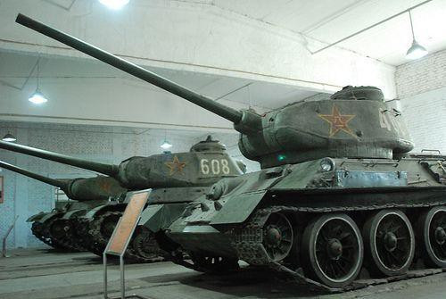 Trong thời kỳ quan hệ hợp tác còn tốt đẹp, Liên Xô chính là "cha đẻ" nền công nghiệp xe tăng Trung Quốc, khi Moskva đã cung cấp giấy phép và cả hỗ trợ kỹ thuật giúp Bắc Kinh sản xuất những loại chiến xa của mình.