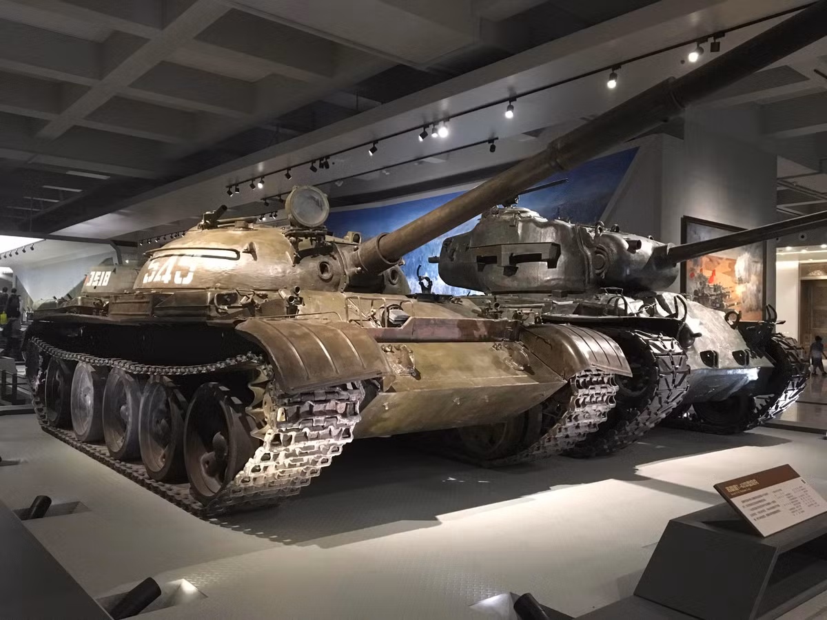 Tuy nhiên sau khi quan hệ Trung - Xô trở nên căng thẳng với cuộc chiến tranh biên giới, hợp tác kỹ thuật quân sự bị cắt đứt, nhưng Trung Quốc lại nhận được "món quà" đó là chiếc xe tăng T-62 bị bắt giữ, dựa trên chiếc chiến xa này mà nhiều phiên bản cải tiến đã ra đời.