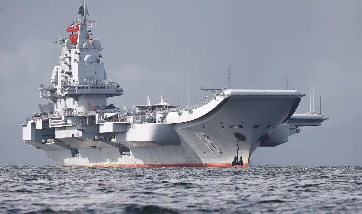 Bên cạnh đó Australia cũng yêu cầu Bắc Kinh tuân thủ Phán quyết Tòa Trọng tài năm 2016 vụ Philippines kiện Trung Quốc.Australia cũng là một trong số ít quốc gia thẳng thắn đề nghị Trung Quốc không dùng sức mạnh quân sự để đe dọa, bắt nạt các nước láng giềng vốn yếu hơn, đồng thời kiềm chế hành xử, không thay đổi hiện trạng Biển Đông.