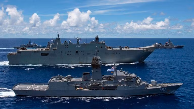 Các chuyên gia quân sự dự đoán HMAS Canberra (L02) có thể được cấu hình thành tàu sân bay hạng nhẹ trong tương lai bằng việc đặt mua tiêm kích tàng hình F-35B, tương tự như Nhật Bản đã làm với tàu đổ bộ JS Izumo.
