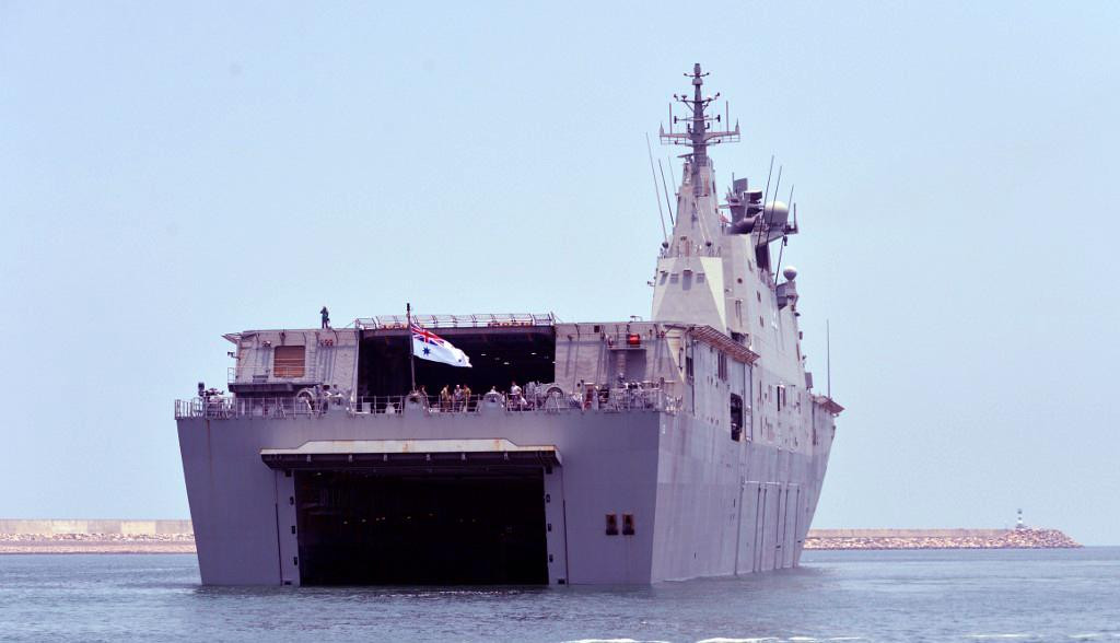 HMAS Canberra (L02) được chế bảo bởi liên doanh giữa Australia và Tây Ban Nha thông qua nhà thầu BAE Systems Australia.