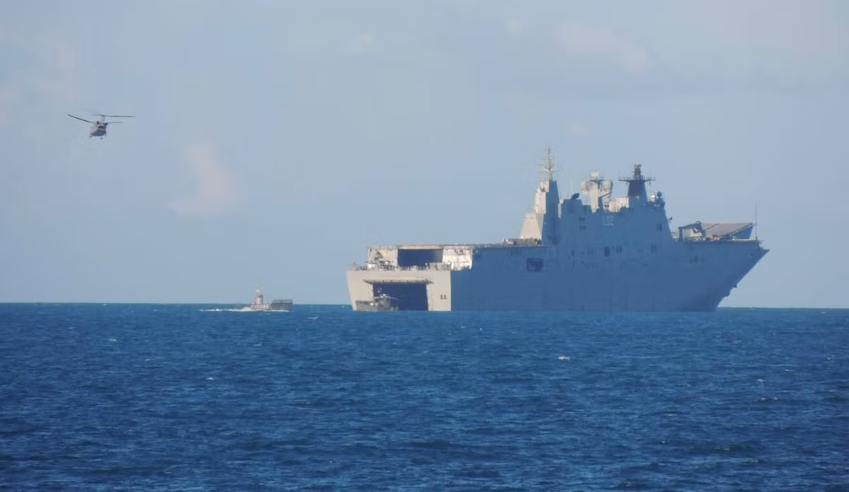 Đuôi tàu có dock chìm với diện tích 69x17 m có thể chứa 4 tàu đổ bộ cơ giới, 4 xuồng bơm hơi thân cứng (RHIB) để vận chuyển xe tăng, binh sĩ và trang thiết bị chiến đấu vào bờ.