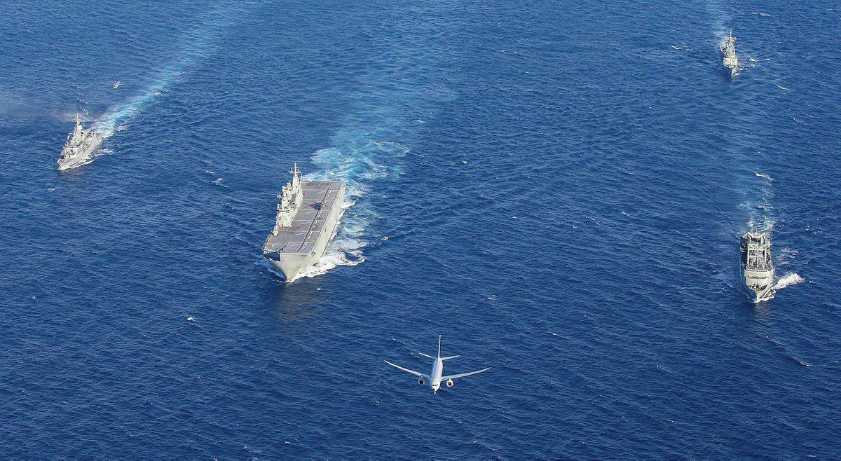 Dù được chỉ định là tàu đổ bộ có sàn đáp cho trực thăng, HMAS Canberra (L02) có thiết kế như một tàu sân bay hạng nhẹ, tương tự tàu sân bay Juan Carlos I của hải quân Tây Ban Nha.