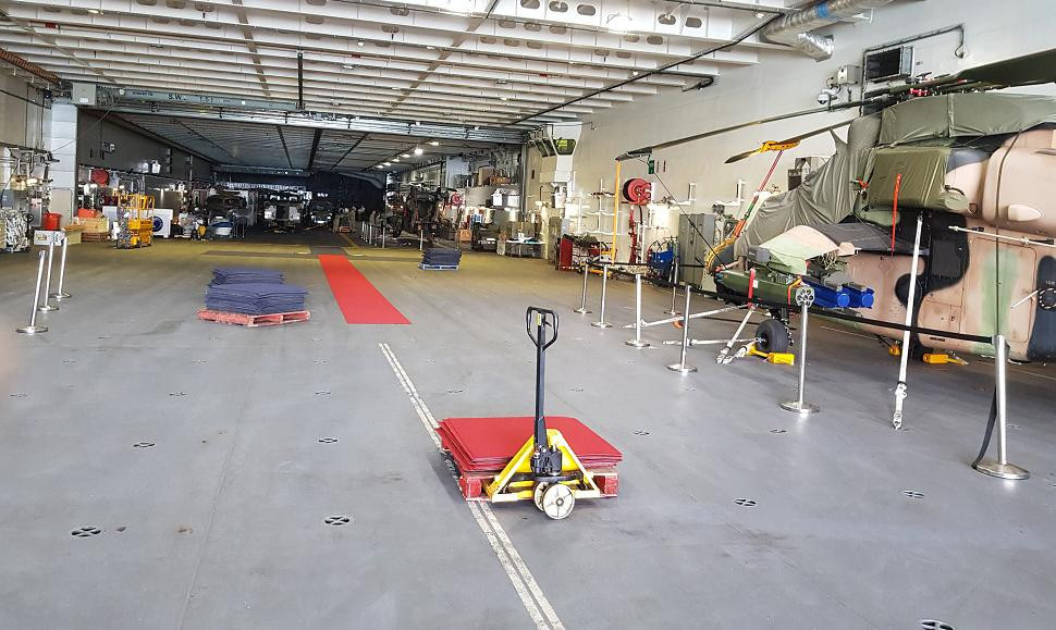 Ngoài ra, tàu còn có 2 sàn xe, một dùng để chứa phương tiện hạng nhẹ và hạng nặng với diện tích lần lượt là 1.880 m2 và 1.410 m2, sức chứa tối đa 110 xe thiết giáp, hoặc 12 xe tăng chiến đấu chủ lực M1 Abrams.