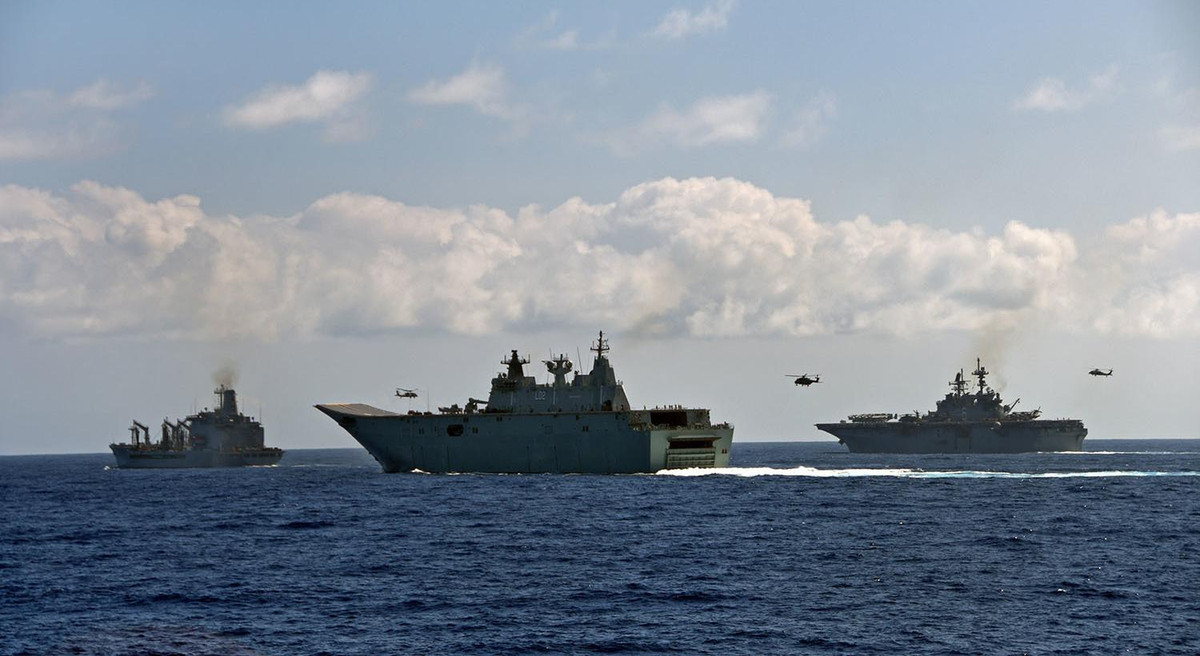 Song hành cùng tuyên bố phản đối, Australia cũng nhiều lần điều chiến hạm sát cánh cùng Mỹ, Nhật Bản... nhằm tuần tra duy trì trật tự, tự do hàng hải trên Biển Đông.