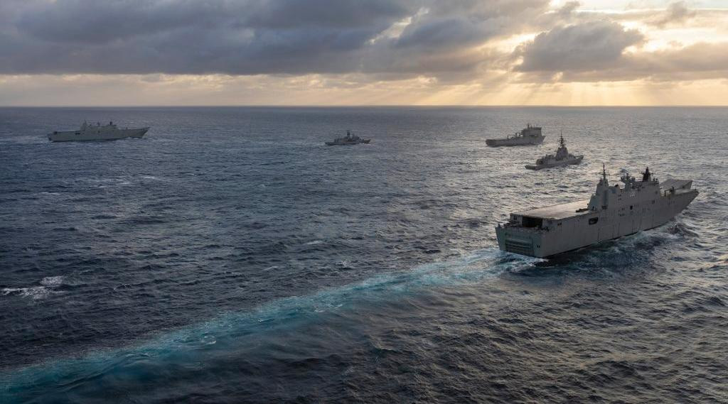 Trong số các chiến hạm được Australia điều tới Biển Đông phải kể đến soái hạm HMAS Canberra (L02). Đây cũng là một trong hai tàu chiến lớn nhất và uy lực nhất của nước này.
