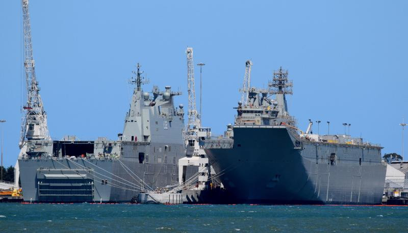 HMAS Canberra (L02) cùng với HMAS Adelaide (L01) hiện là 2 chiến hạm lớn nhất và đắt nhất từng được đóng cho Australia. Chúng đang đóng vài trò soái hạm của hải quân nước này trong việc bảo vệ vùng lãnh hải trong nước cũng như các nhiệm vụ quốc tế.