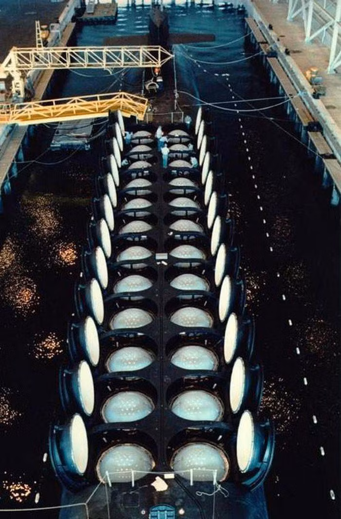 Việc biến đổi từ SSBN sang SSGN cũng giúp cho tàu có thêm không gian dành cho các thủy thủ. Khu vực chứa các tên lửa hạt nhân Trident đã được biến đổi thành nơi sinh hoạt cho 66 lính đặc nhiệm SEAL.