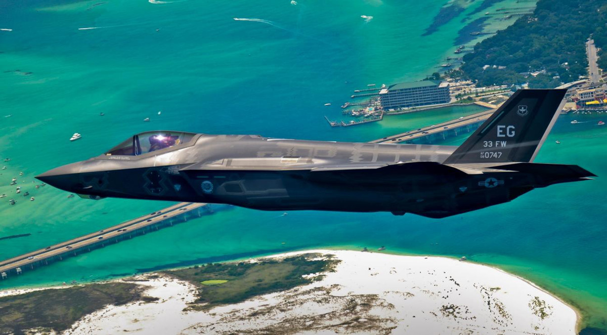 Anh từng là khách hàng lớn nhất ngoài Mỹ mua tiêm kích F-35 với đơn đặt hàng 138 chiếc bao gồm tất cả các phiên bản. Quốc gia này cũng là khách hàng duy nhất mua biến thể cất cánh ngắn và hạ cánh thẳng đứng F-35B với giá thành và chi phí vận hành, duy tu-bảo dưỡng đắt nhất trong tất cả các phiên bản.