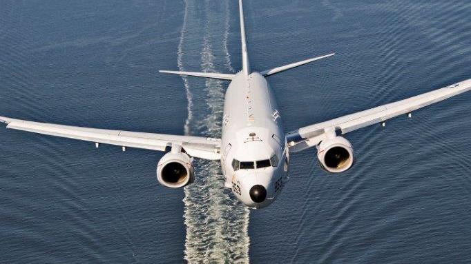 Điểm đặc biệt của P-8 Poseidon đó là dù được hoán cải từ máy bay dân dụng, nó vẫn có trang bị tới 11 giá treo vũ khí. Trong đó bao gồm 5 giá treo trong khoang chứa dưới bụng và 6 giá treo ngoài, giúp P-8 mang theo được nhiều loại vũ khí chống ngầm từ bom thông minh cho tới ngư lôi, thủy lôi hoặc bom chìm.