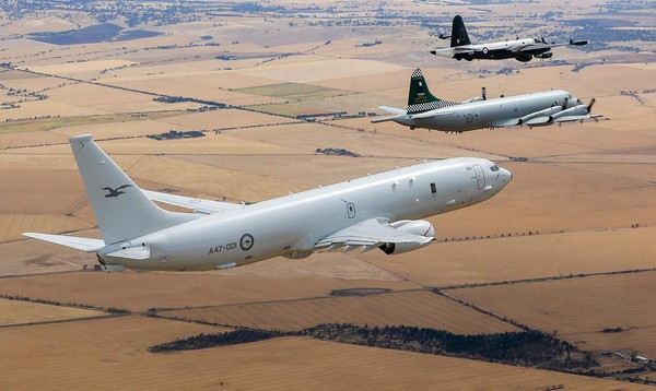 Máy bay tuần tra biển P-8 Poseidon được coi là loại vũ khí săn ngầm nguy hiểm nhất mà Mỹ và NATO đang sở hữu. Loại máy bay này có phi hành đoàn 2 người và 7 nhân viên cơ hữu khi thực hiện các nhiệm vụ săn ngầm.