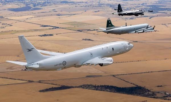 Máy bay tuần tra biển P-8 Poseidon được coi là loại vũ khí săn ngầm nguy hiểm nhất mà Mỹ và NATO đang sở hữu. Loại máy bay này có phi hành đoàn 2 người và 7 nhân viên cơ hữu khi thực hiện các nhiệm vụ săn ngầm.