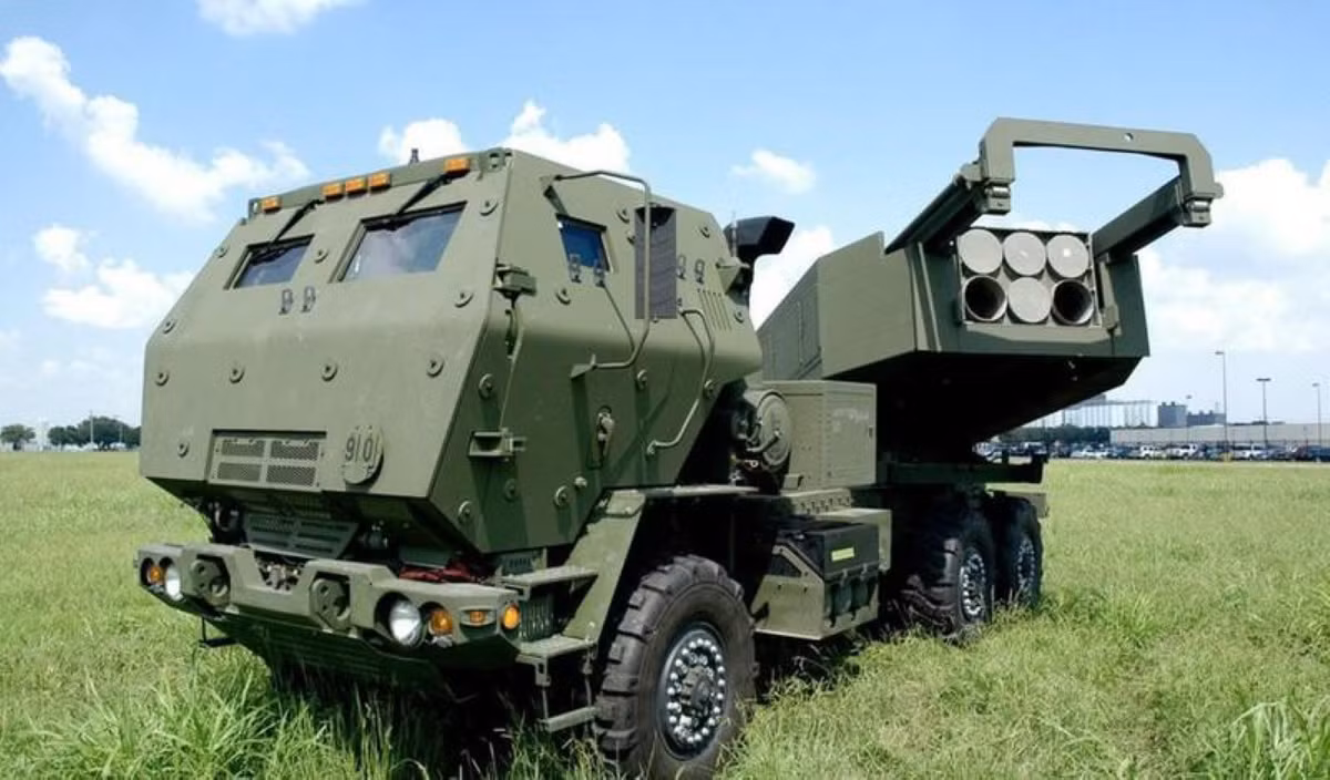 Thời gian để HIMARS phóng loạt hết 6 rocket là 20 giây, vùng sát thương của mỗi quả đạn có diện tích vào khoảng 78,5 hecta nếu sử dụng đạn chùm, các container có thể tháo rời khỏi xe phóng để tái nạp trong vòng 5 phút.