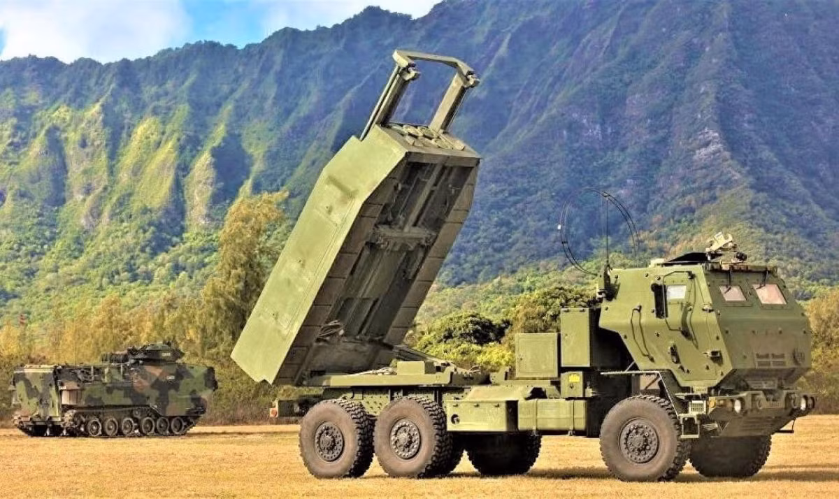 Các nguồn tin quân sự đoán hàng hóa người Mỹ mang tới chính là tổ hợp tên lửa chiến thuật M142 High Mobility Artillery Rocket System (HIMARS.