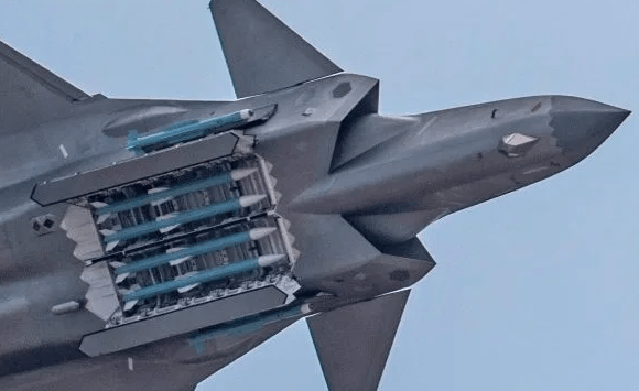 Ông Anil Chopra khẳng định rằng chiến đấu cơ Rafale của Pháp vượt trội so với J-20 của Trung Quốc về tốc độ và khả năng cơ động, cũng như hiệu quả chống lại những hệ thống tác chiến điện tử của đối phương.