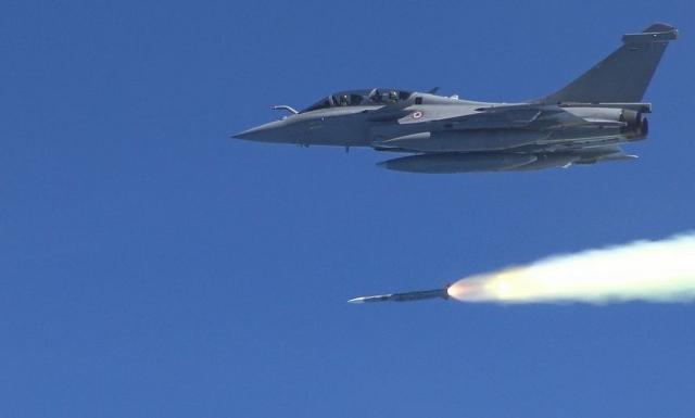 "Máy bay chiến đấu J-20 của Trung Quốc sẽ không bao giờ có thể thống trị bầu trời châu Á, bởi vì Rafale sẽ dễ dàng đánh bại chúng", Nguyên soái Anil Chopra kết luận.