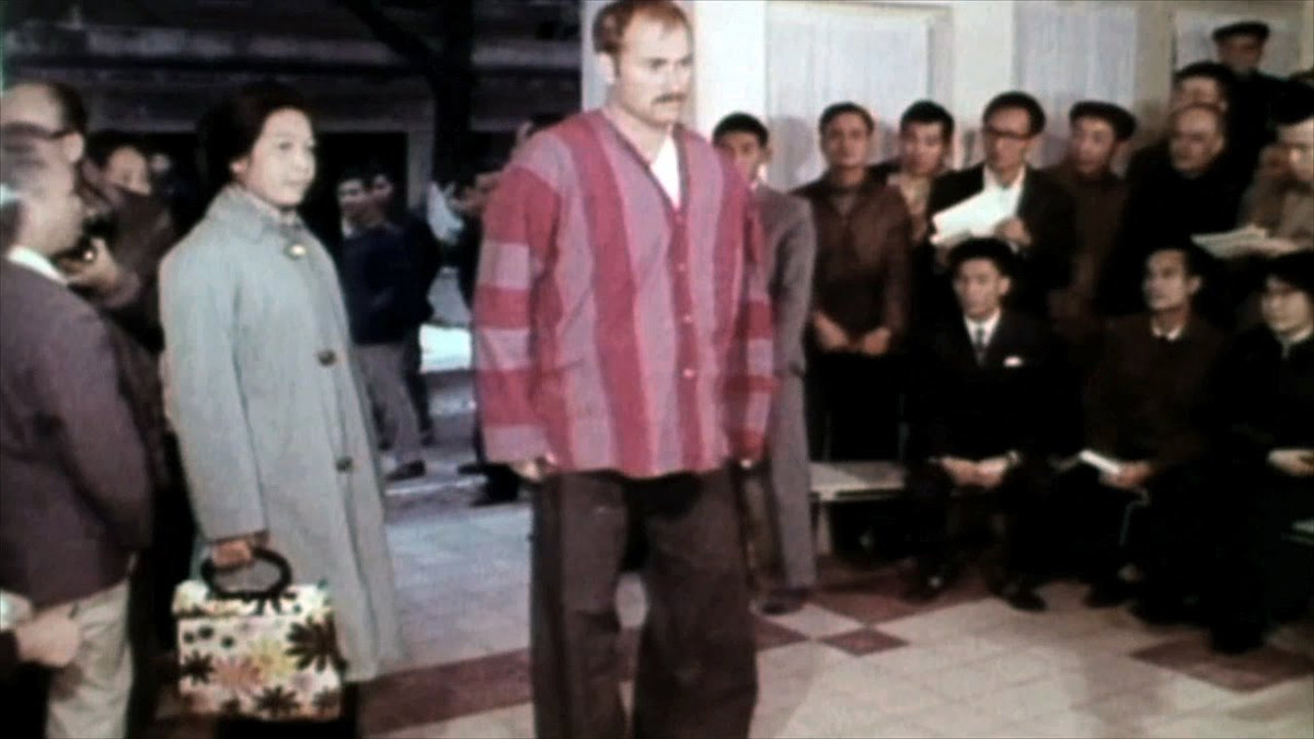 Khi đó ở miền Bắc Việt Nam, tiêu chuẩn ăn một ngày của sĩ quan cấp Đại tá chỉ là 1,2 đồng/ngày/3 bữa. Trong khi tiêu chuẩn của tù binh Mỹ ở Hỏa Lò, lên tới 1,6 đồng/ngày.